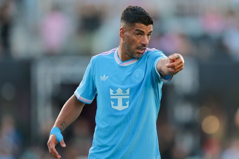 Soccer-Colombian Luis Suarez joins Sporting from Almeria
