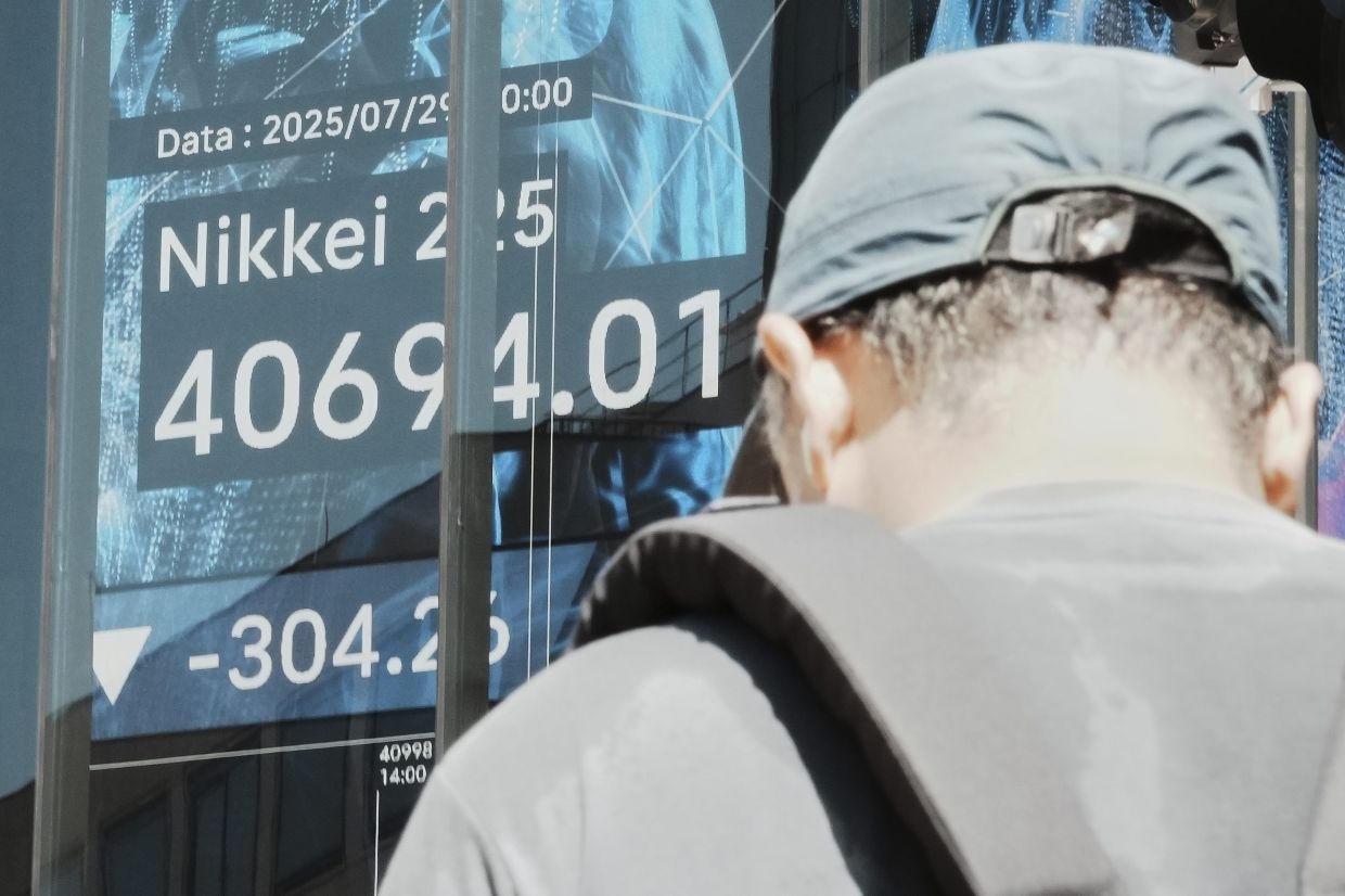 Stock markets fall as trade relief fades, eyes on data and earnings
