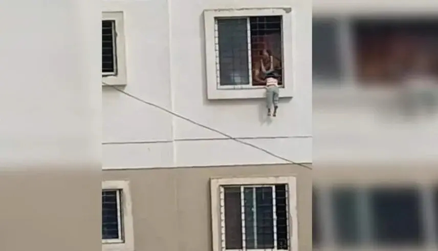طفلة تتدلّى من نافذة لـ15 دقيقة.. لحظات رعب ونهاية غير متوقعة (فيديو)