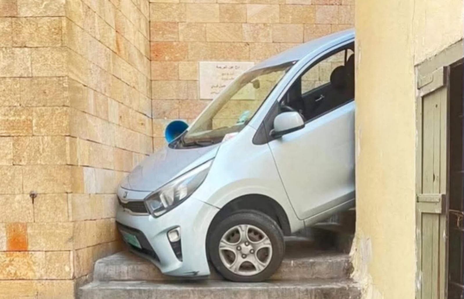 لبنان .. ثقة عمياء في Google Maps تُعلق سيارة على درج في بيروت