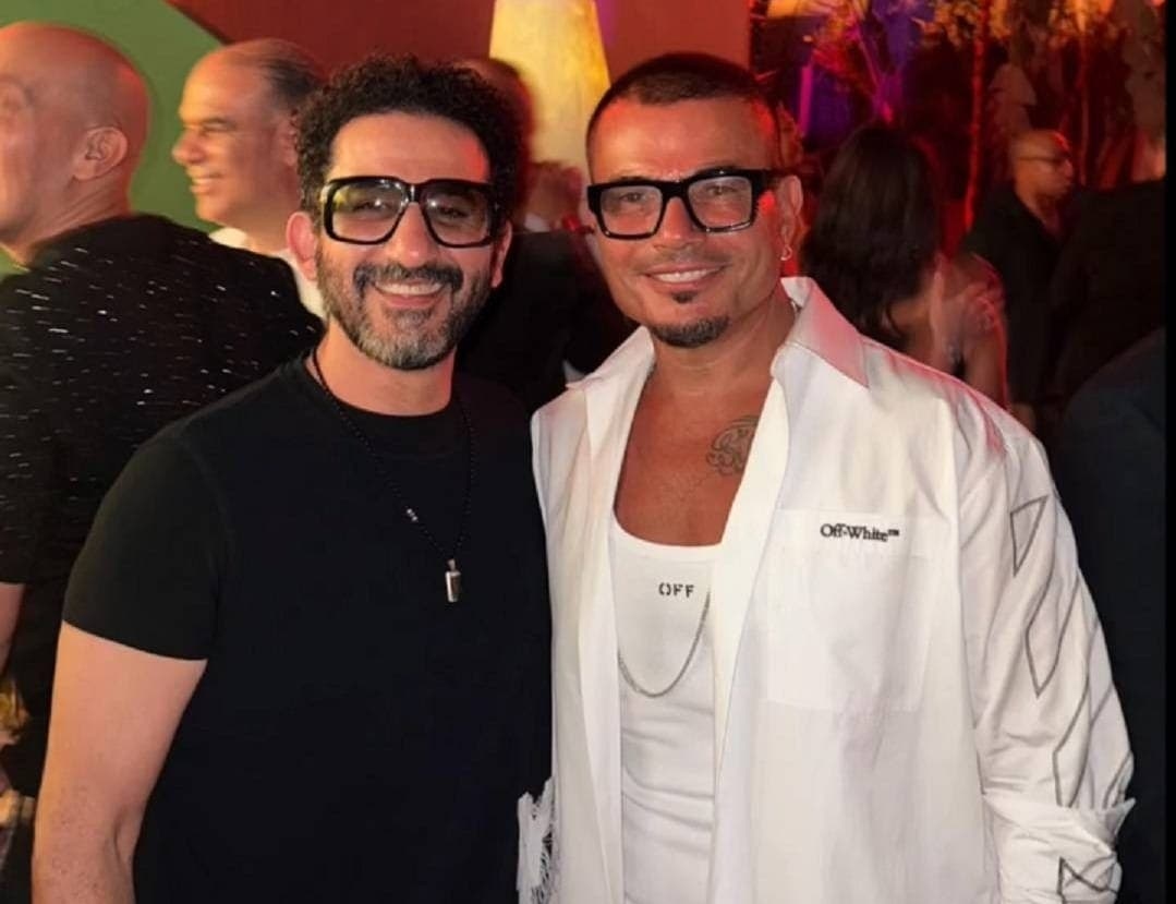 أحمد حلمي يوقف عرض "بني آدم" لتهنئة عمرو دياب وهذا ما فعله على المسرح