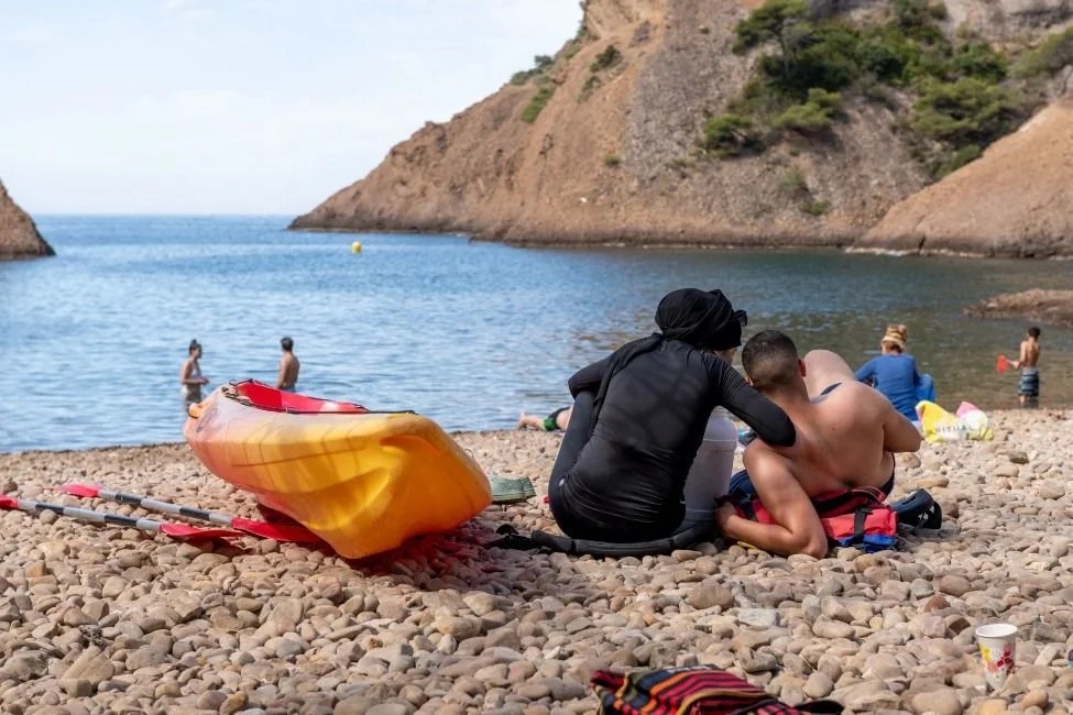 France : Expelled from a beach for her burkini, a young woman gives up swimming