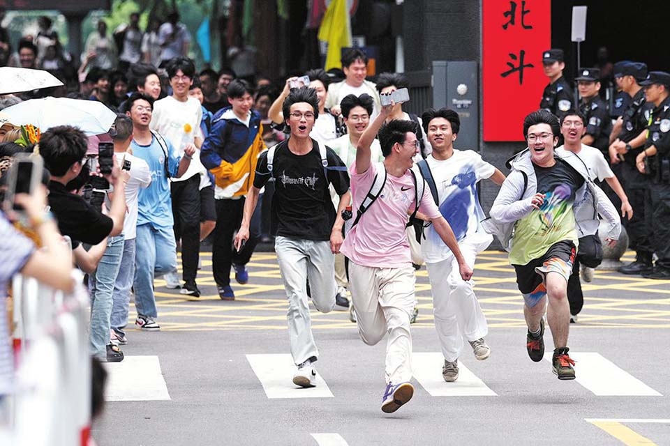 A new gen of Chinese consumers is logging in post-college admission exam