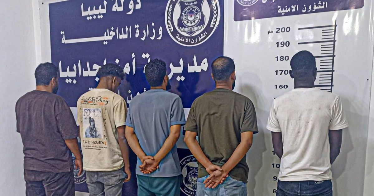 ليبيا.. تحرير أكثر من 100 مهاجر من عصابة تهريب وابتزاز