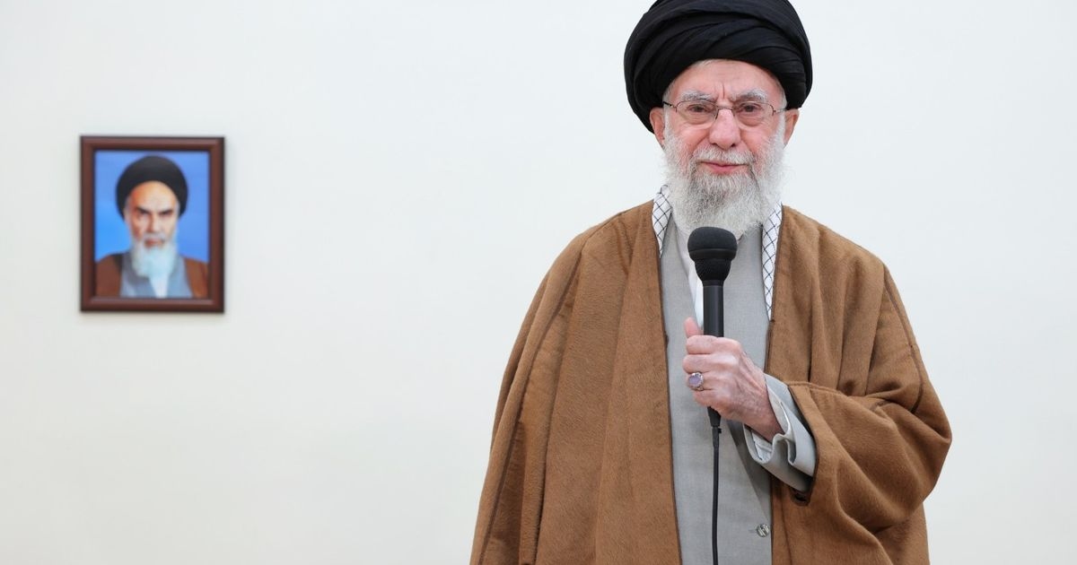 رداً على خامنئي.. ترمب يعلن وقف إجراءات تخفيف العقوبات عن إيران