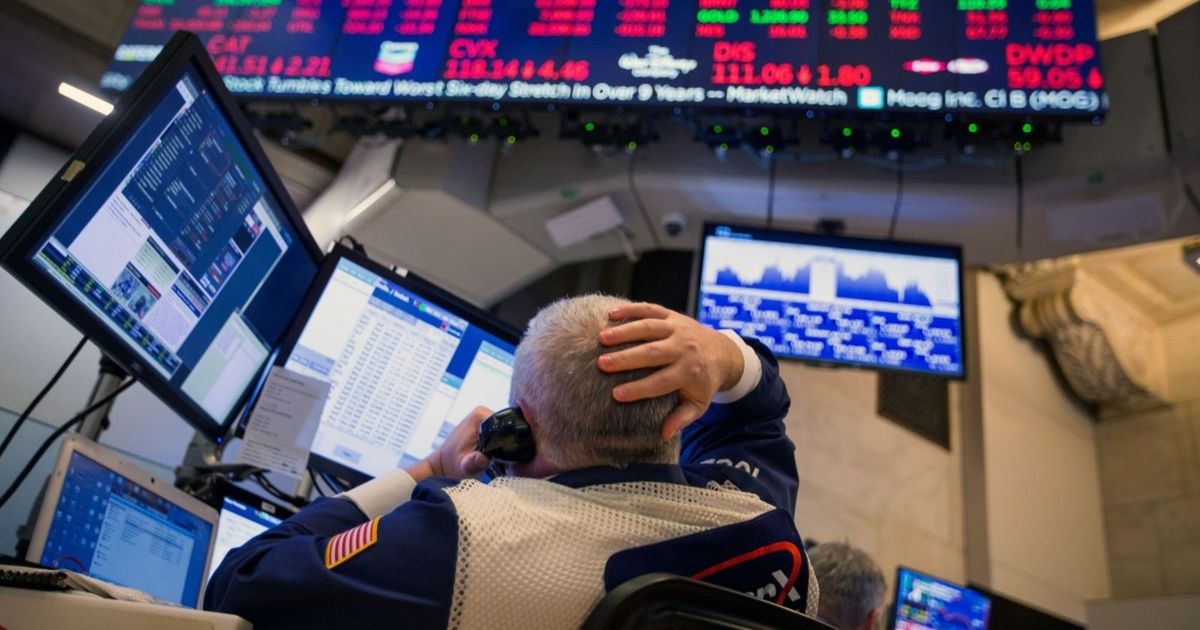 وول ستريت تتراجع من مستوياتها القياسية مع إعلان ترمب خطط الرسوم