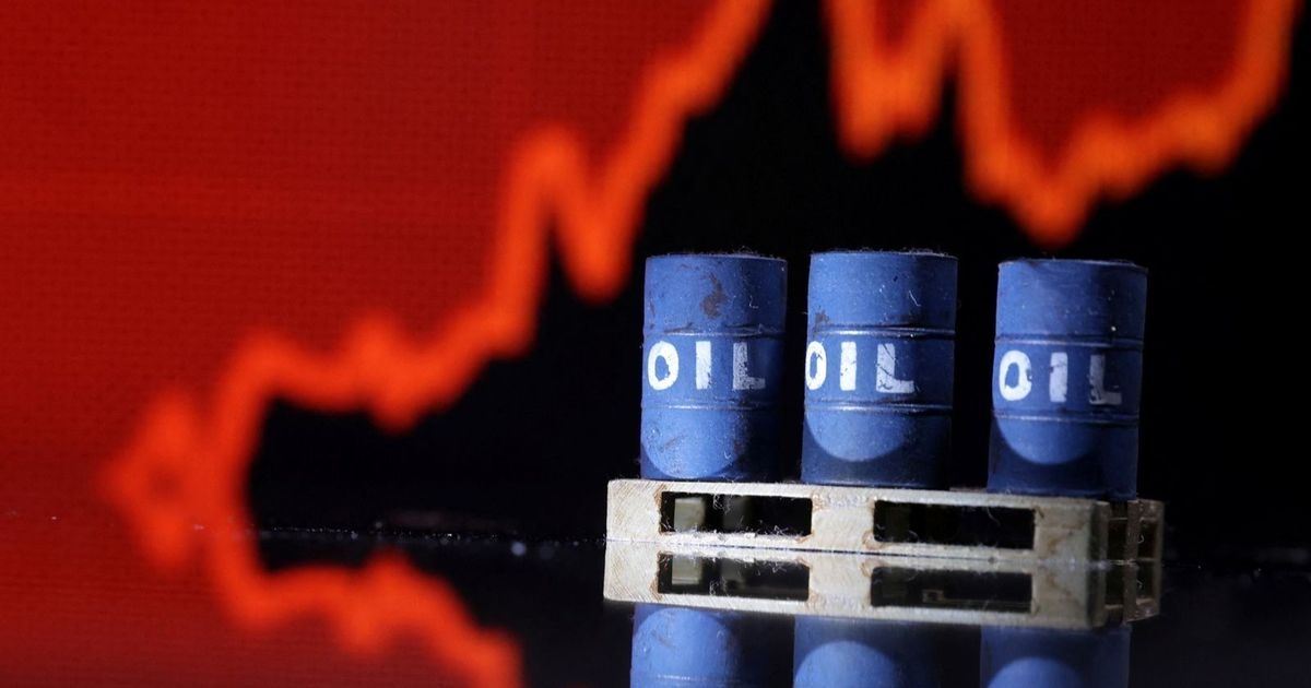 بلومبرغ: سعر النفط عرضة لمزيد من الهبوط إذا زاد "أوبك+" الإنتاج مجدداً