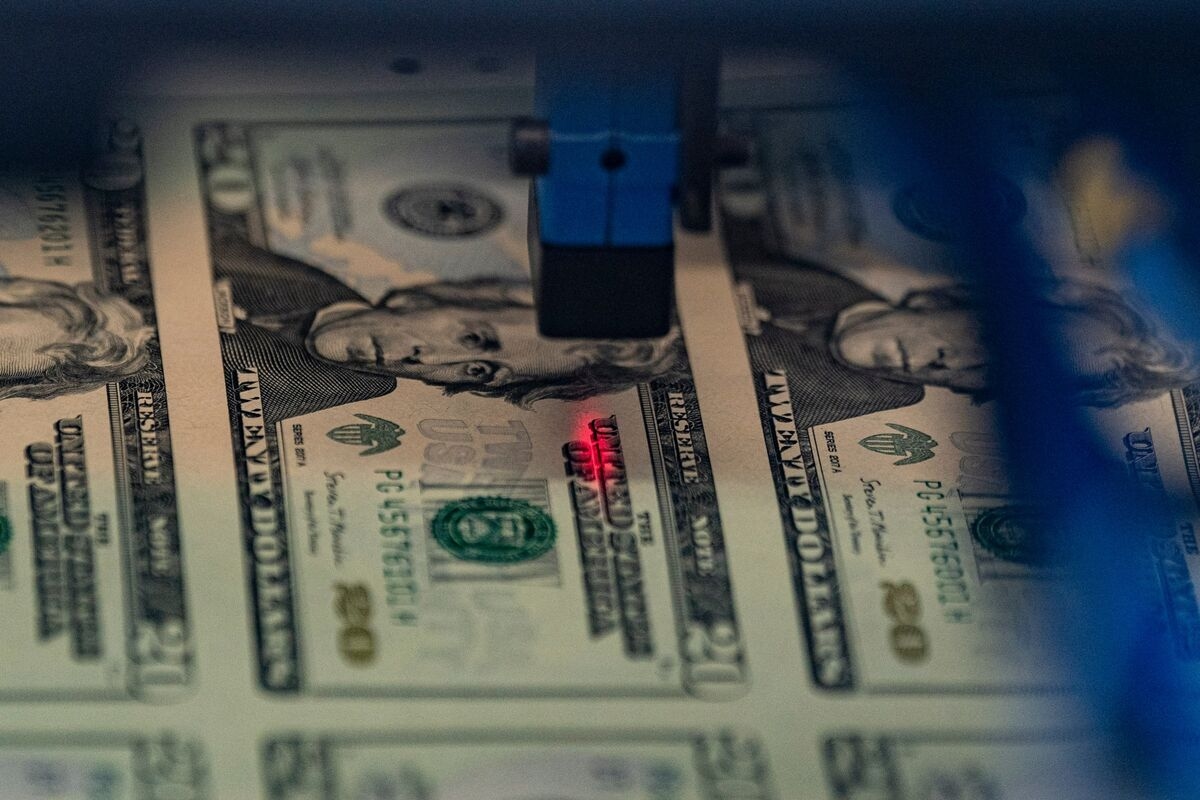 Dollar Hits Strongest Level in Five Weeks Ahead of Key US Data