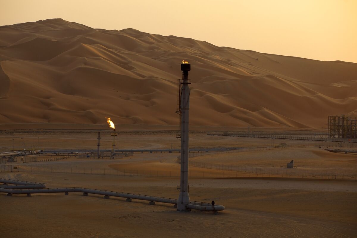 Oil Falls as Traders Wind Back Risk Premium Before OPEC+ Meeting