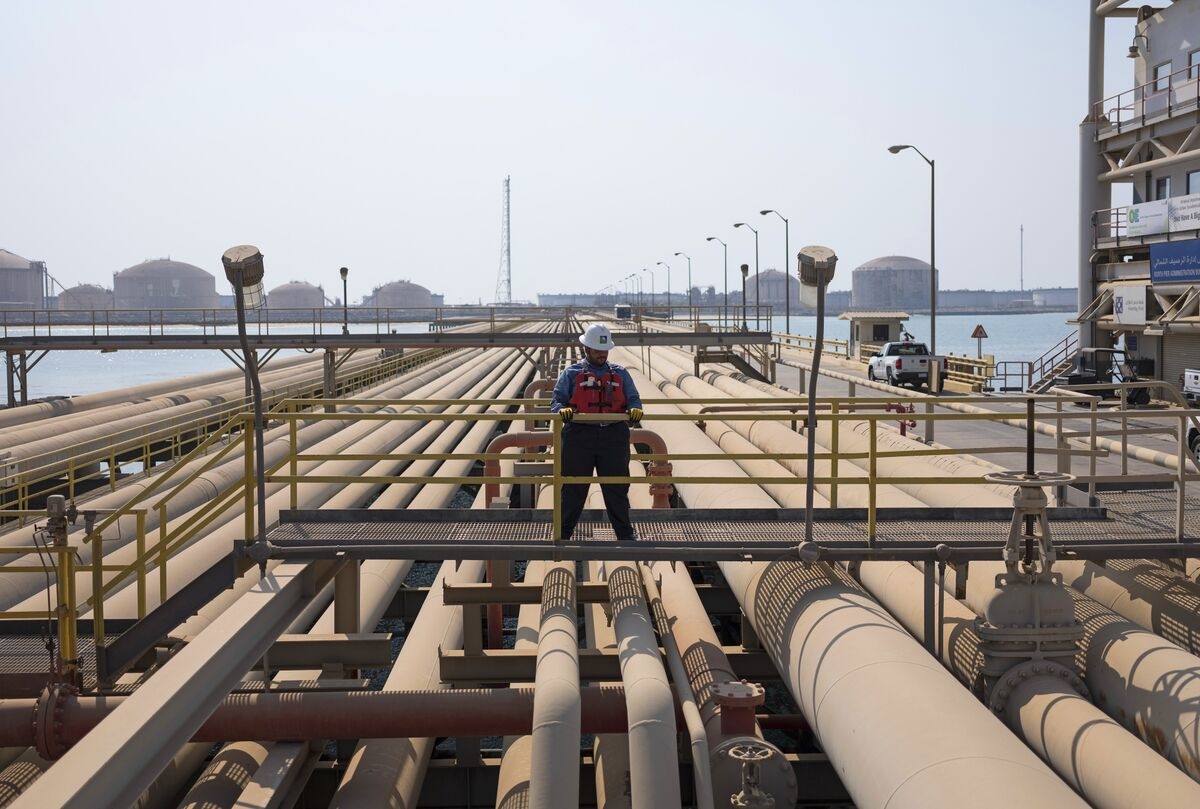 OPEC's Oil Output Climbs as Saudis Lead Pursuit of Market Share