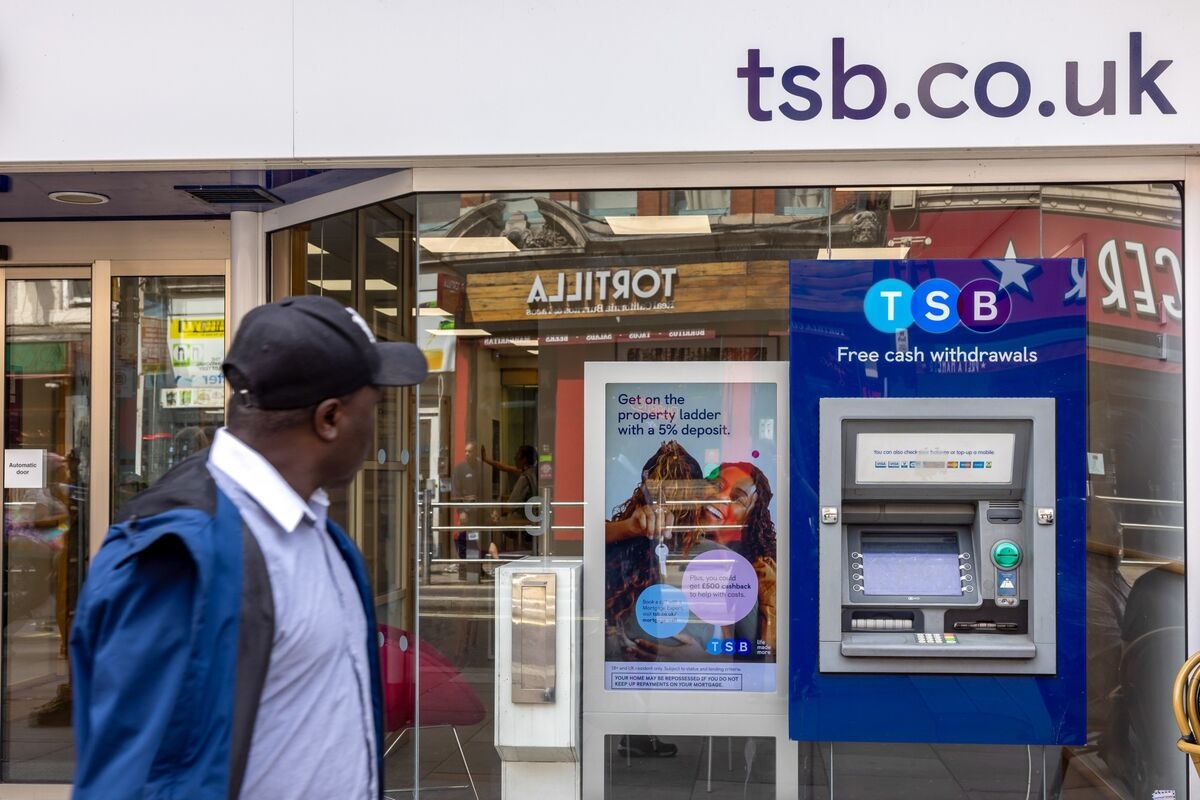 Santander, Barclays Said to Be Final Bidders for Sabadell's TSB