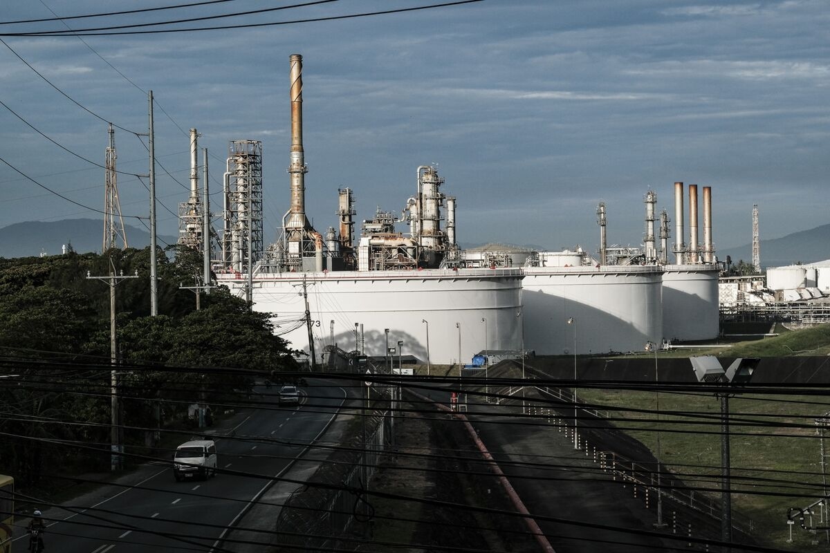 Beaten Up Philippine Peso Set for Reprieve as Crude Retreats