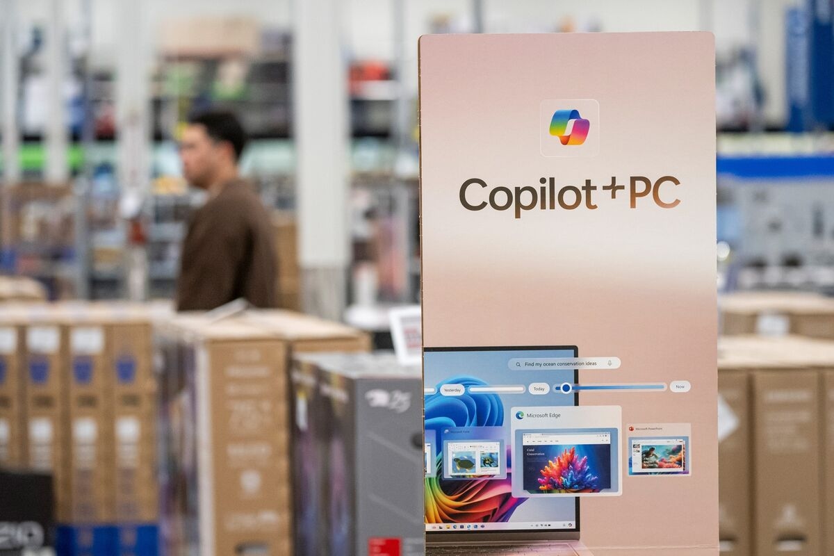 Microsoft's Copilot Challenge: 900 Million ChatGPT Downloads