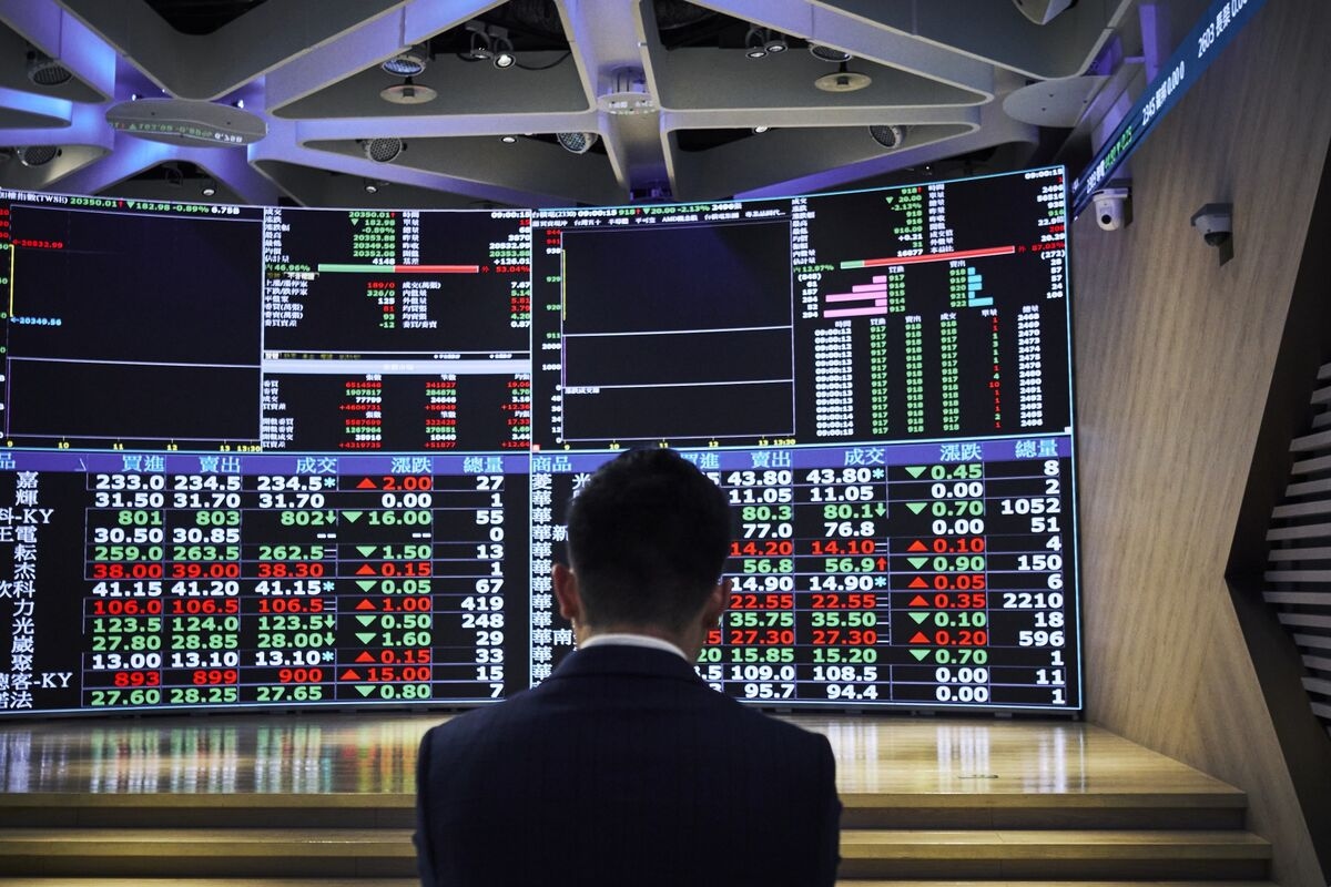 Asia's Strong July Track Record to Be Put to Test by Tariff Risk
