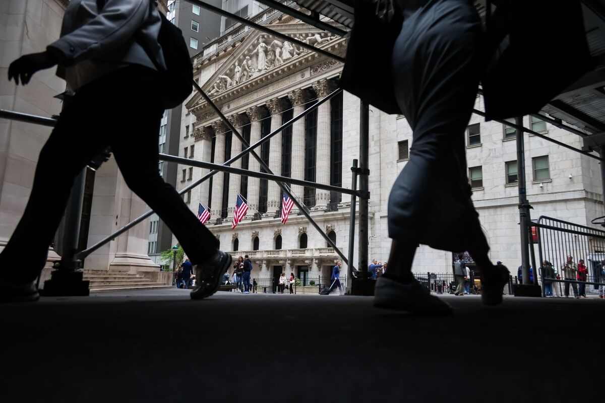 Trump's Trade War Pushes Some Canadians to Turn Sour on US Stocks