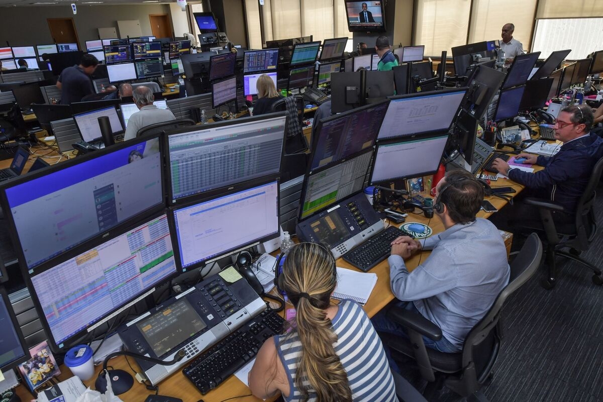 Hot Junk Loan Market Hits Stumbling Blocks as Investors Feel Squeeze