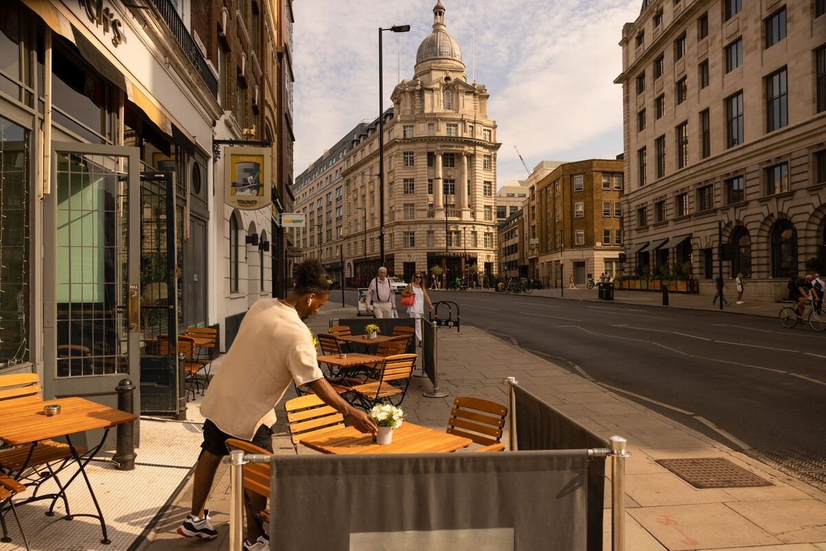 Weak UK Jobs Data Sends Down Pound and Boosts BOE Rate Cut Bets