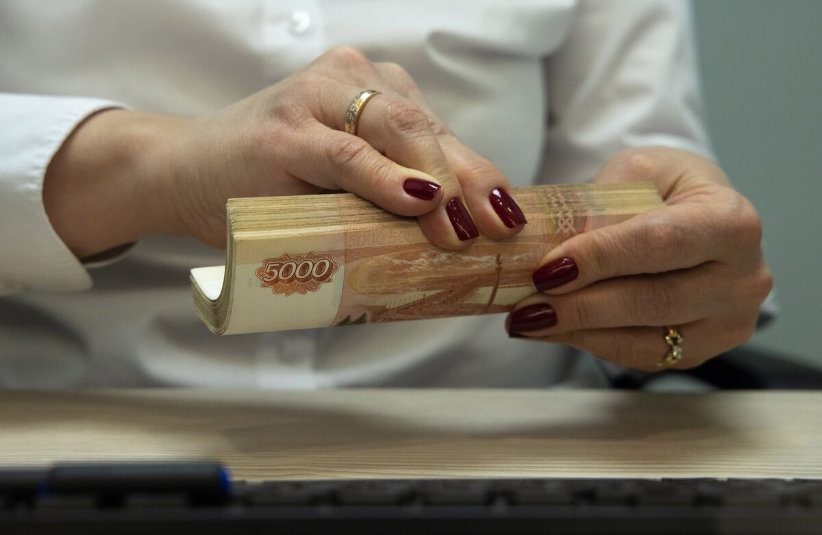 Currency Inflows to Russia Dwindle as Trade Shifts to Rubles