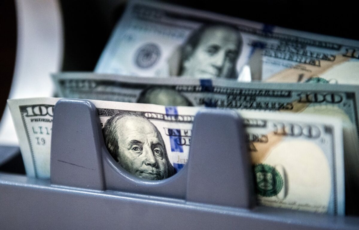 Dollar Jumps Ahead of Trump Tariff Deadline