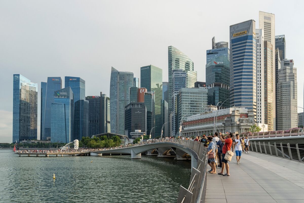 Singapore Members Club 1880's Staff In Bid to Revive Firm: BT
