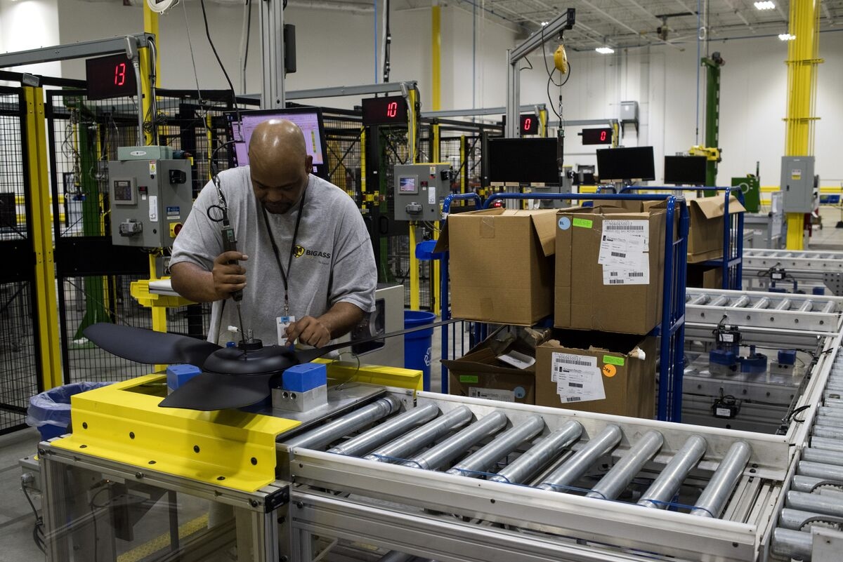 US Core Capital Goods Orders Decline Amid Policy Uncertainty