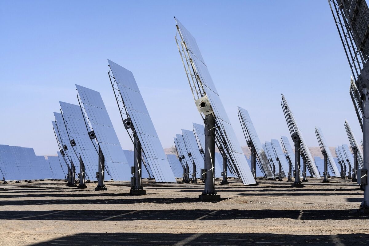 China's Solar Glass Makers Extend Gain on Reports of Output Cuts