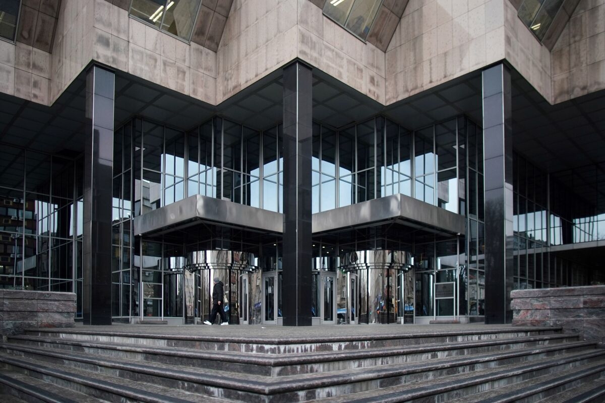 Serbia Holds Rates Again as Price Risks Prevail Over Growth