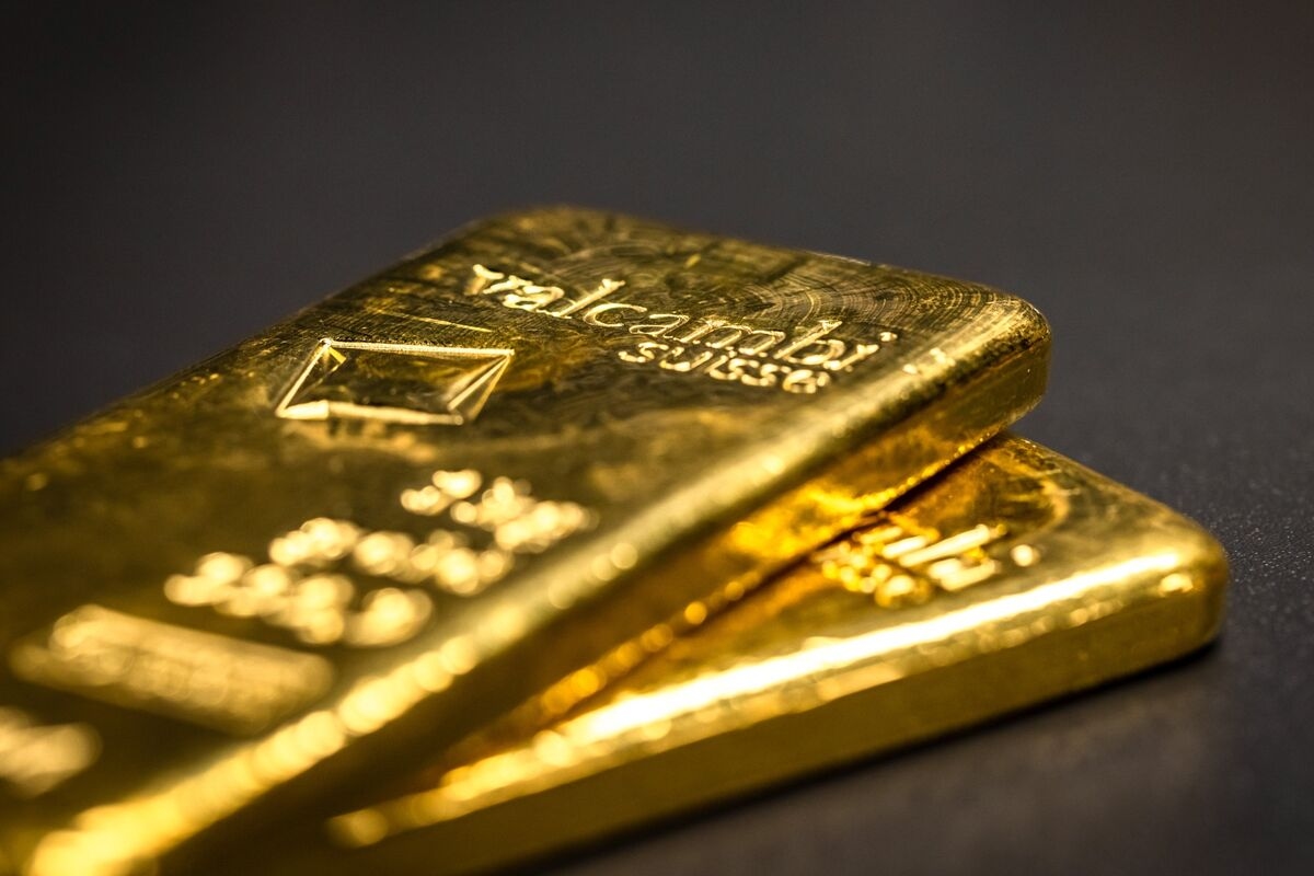 Gold Steadies as Trump's Tariff Demands Offset Stronger Dollar