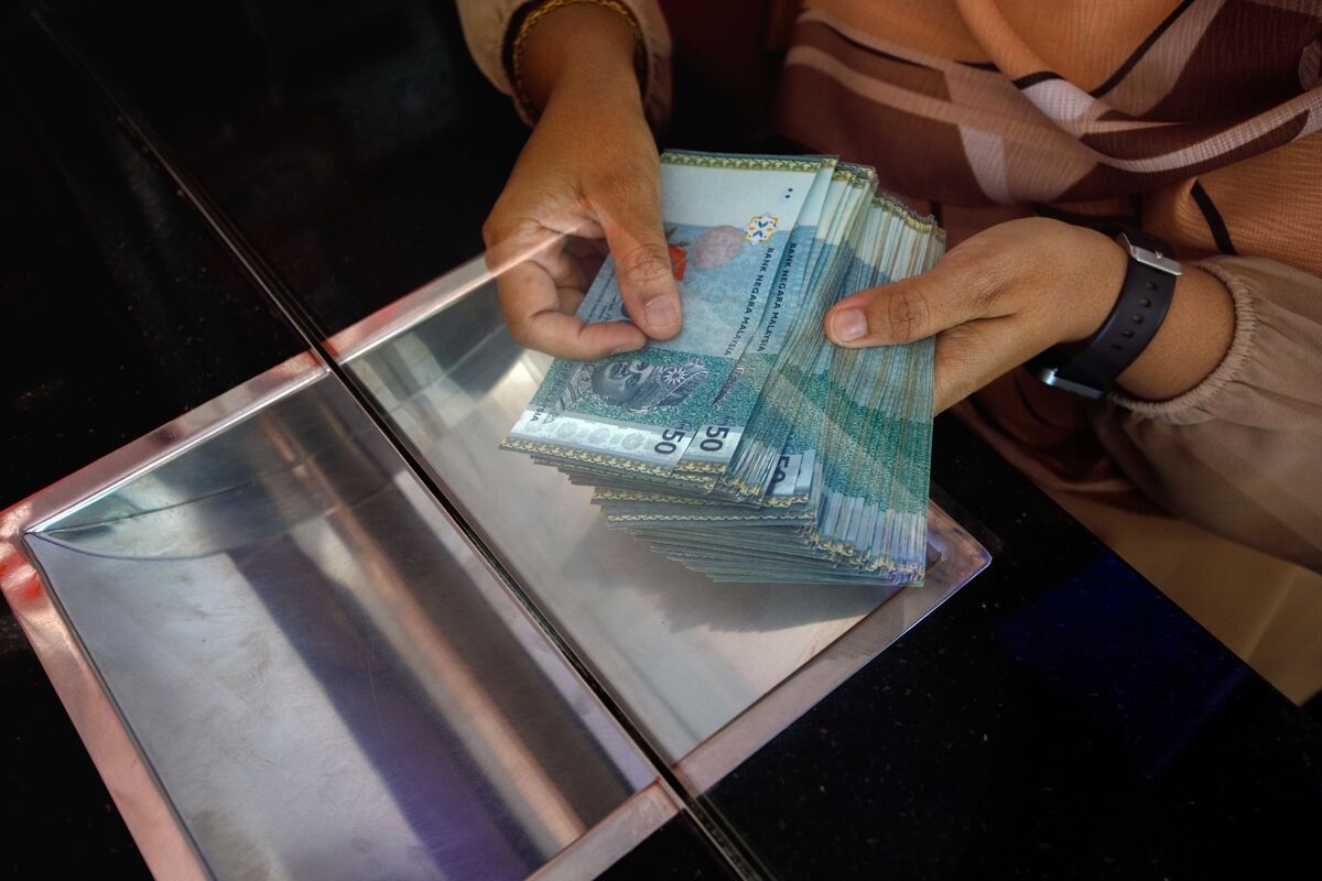 Ringgit Rises to Nine-Month High on Tariff Relief, Weak Dollar