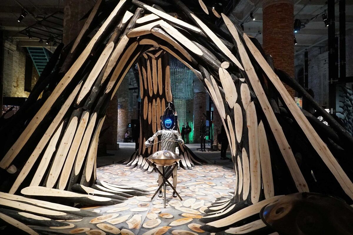A Visit to the Architecture Biennale: Robots, Roofs and a Porch