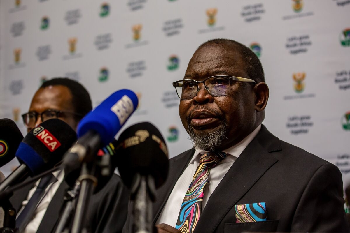 South Africa Finance Head Cautions Against Rushing New Inflation Goal