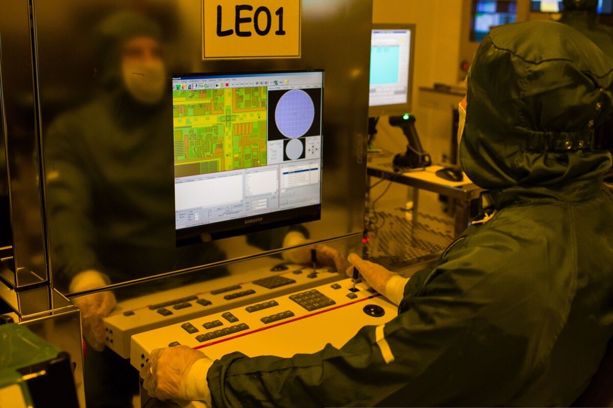 China Lags in Chip Lithography, Influential DC Think Tank Says