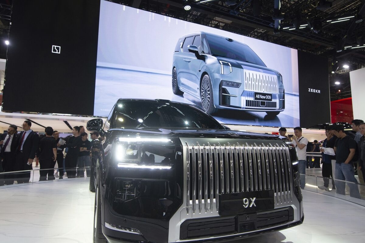 Zeekr Debuts First Hybrid in China to Help Ease EV Range Anxiety
