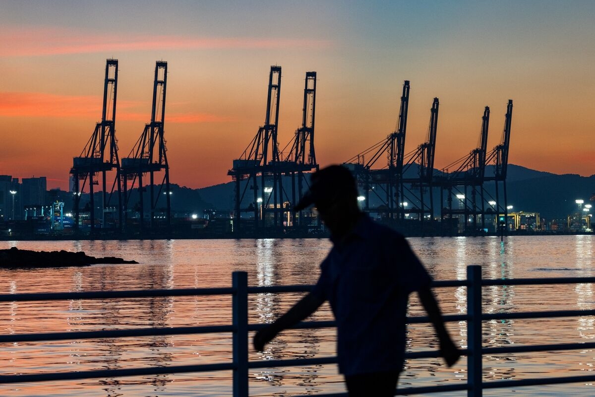Korea's Economy Posts Rebound Amid Tariff, Property Risks