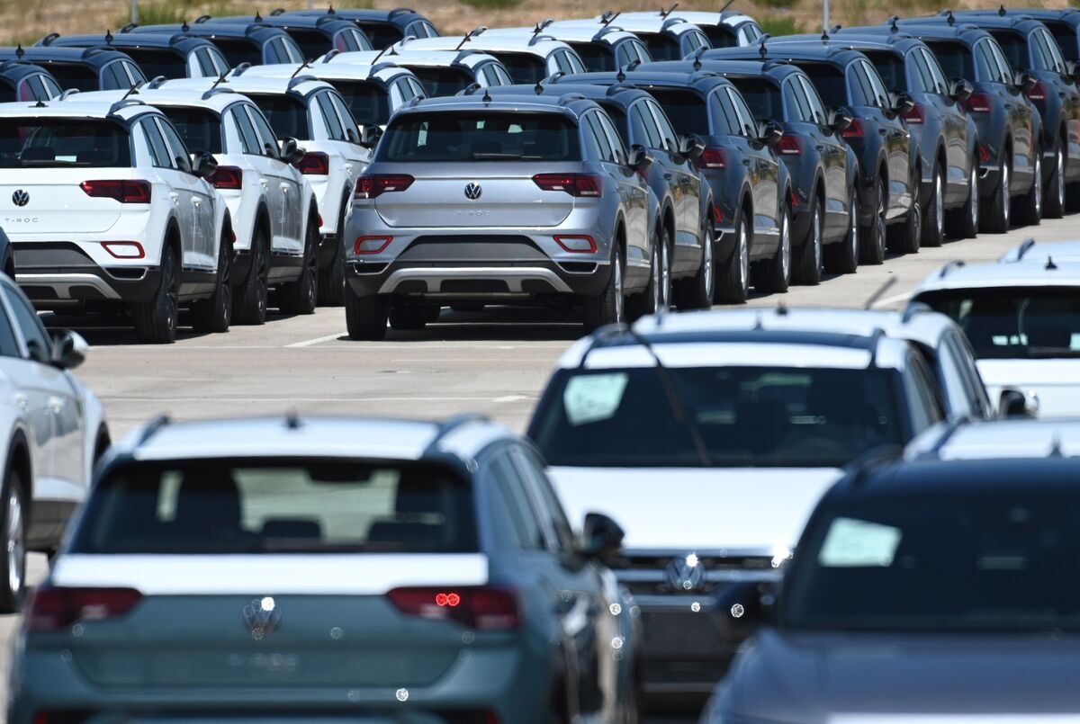 Europe Car Sales Drop the Most in 10 Months as EV Growth Slows