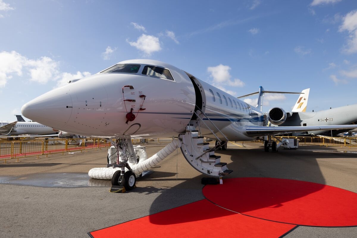 Bombardier Shares Hit Highest Since 2018 on $1.7 Billion Airplane Order