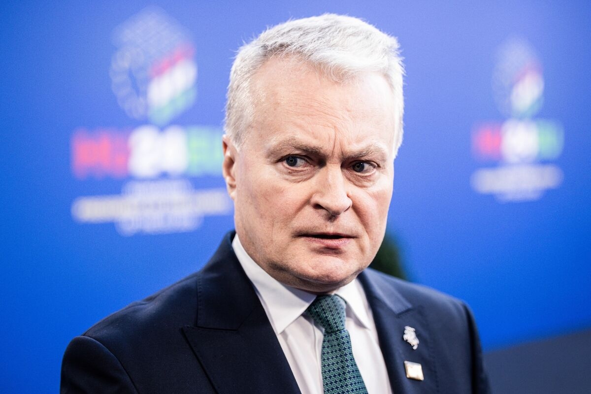 Lithuania's President Gives Premier Two Weeks to Decide Future