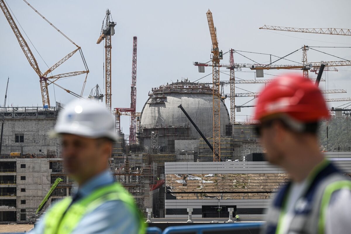 Russia Weighs Stake Sale in $25 Billion Turkish Nuclear Plant