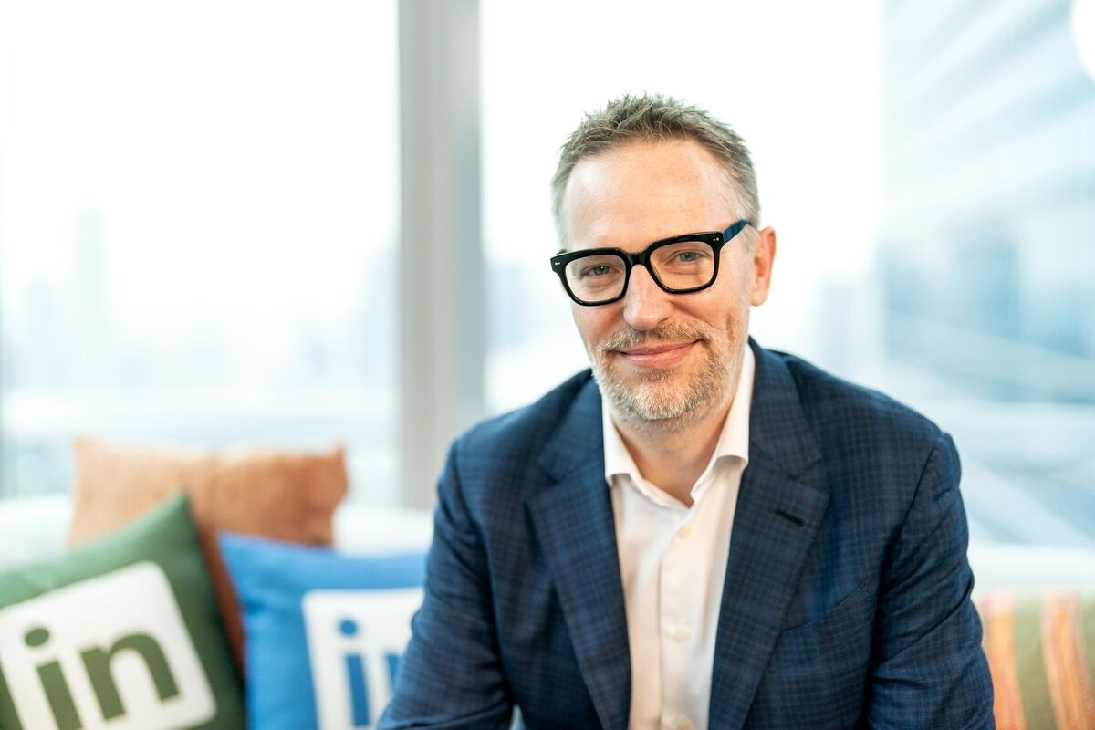 Microsoft's LinkedIn Chief to Run Office Group in AI Shakeup
