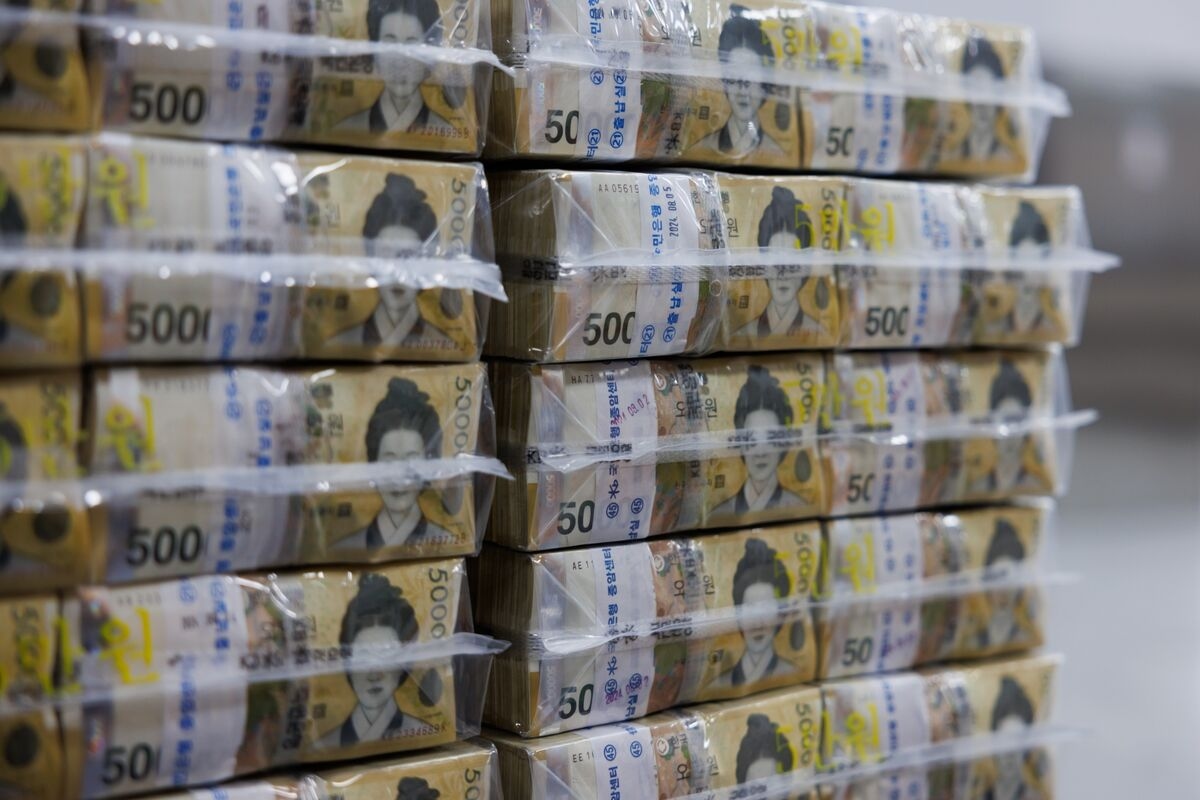 Emerging Market Currencies Rise as Focus Shifts to Negotiations