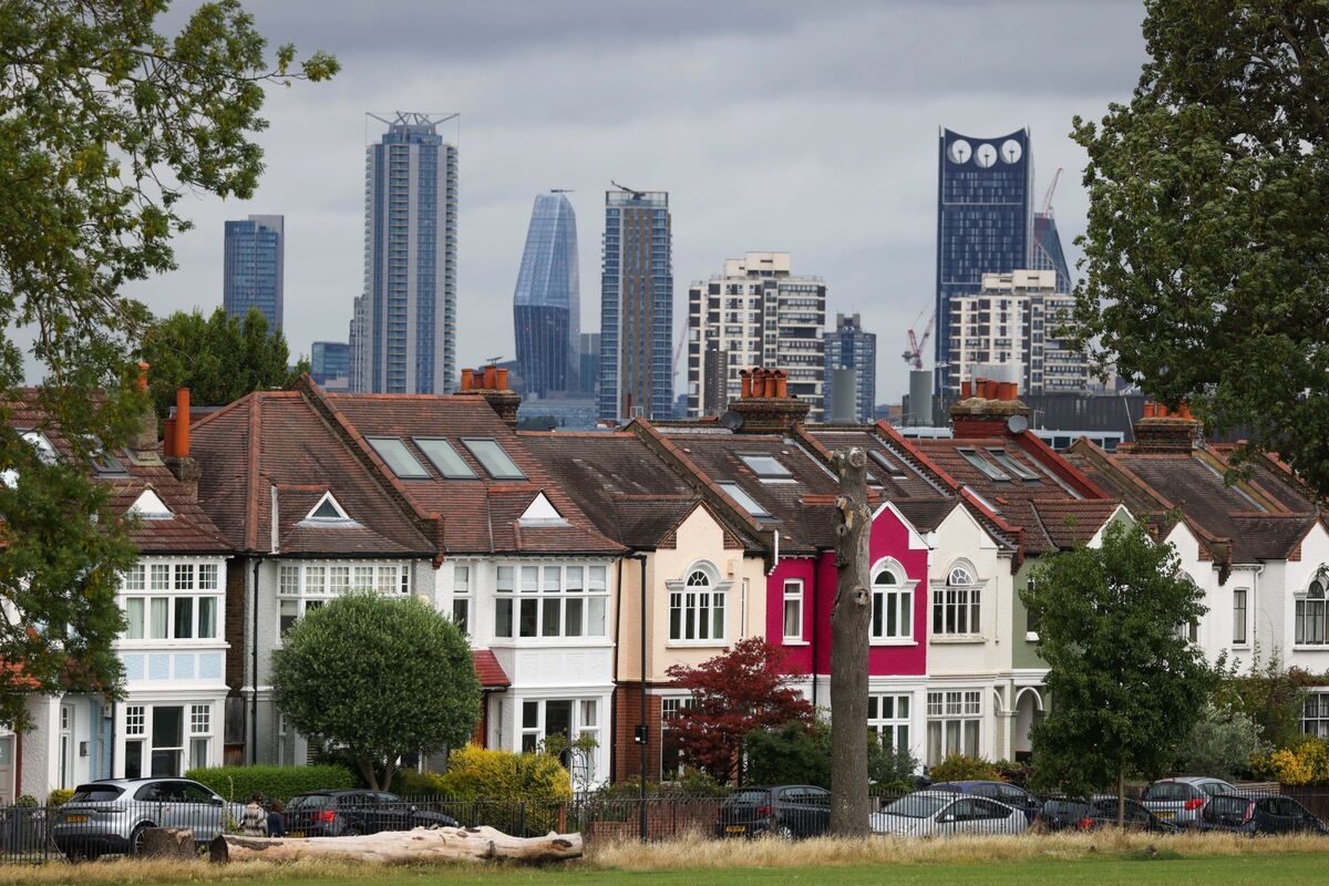 UK House Prices Post Sharpest Drop Since 2023, Nationwide Says
