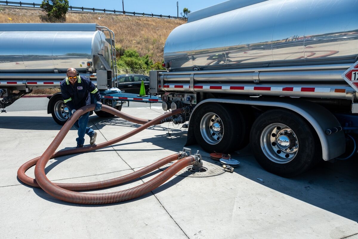 Oil Holds Loss as Trade Negotiations Intensify Before Deadline