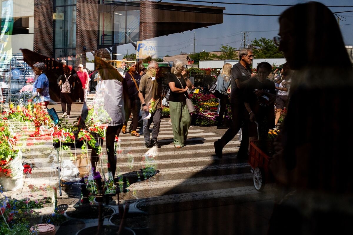 Charting the Global Economy: Consumer Spending Weakens in US
