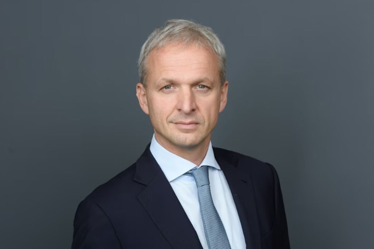 AkzoNobel Cuts Profit Forecast on Stronger Euro, Tariff Caution
