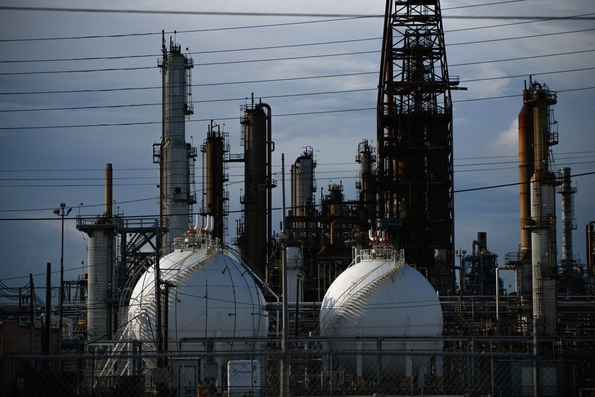 Oil Holds Advance as US Trade Deal With Vietnam Lifts Sentiment