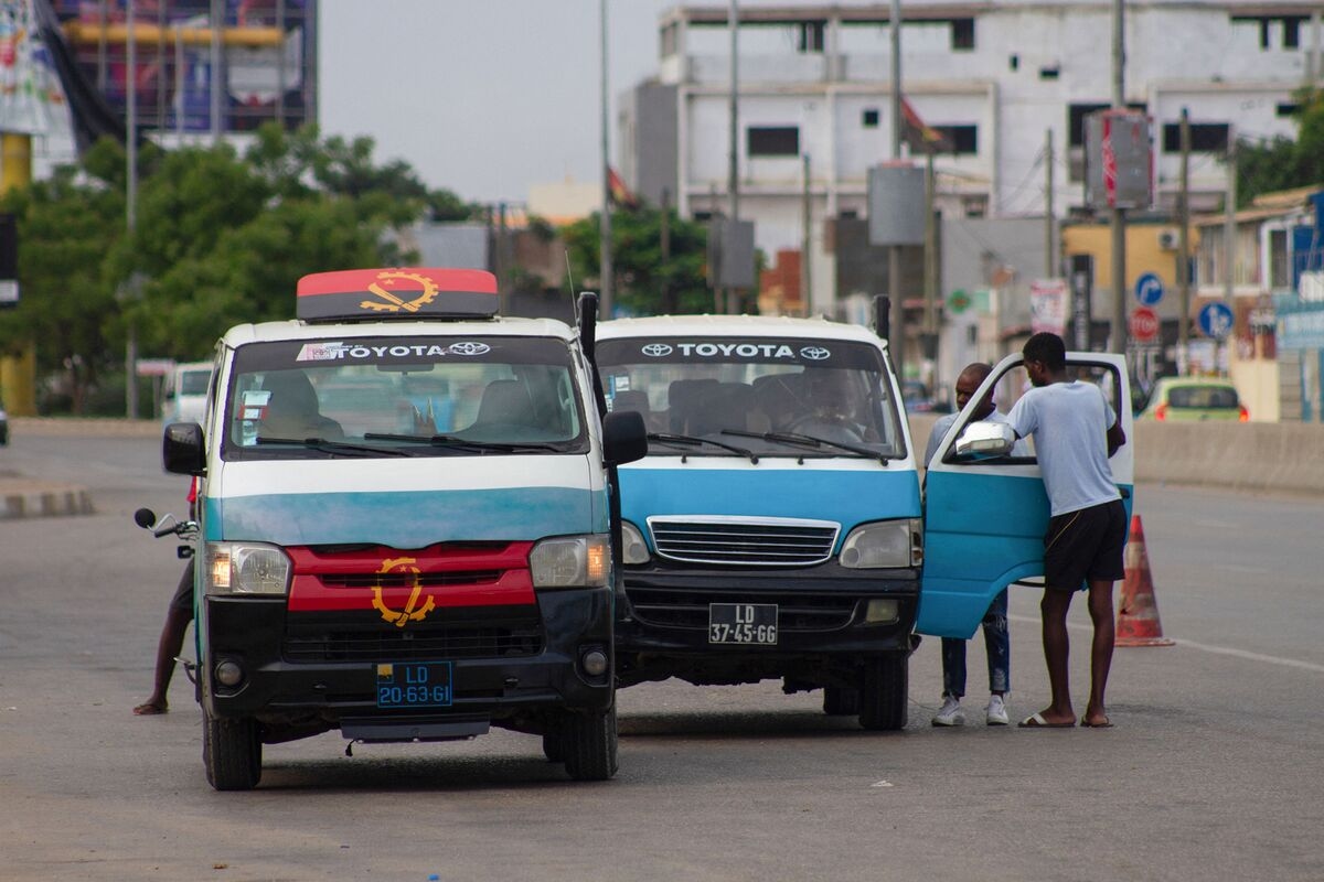 Angola Minibus Passengers Stranded as Taxi Strike Gets Under Way