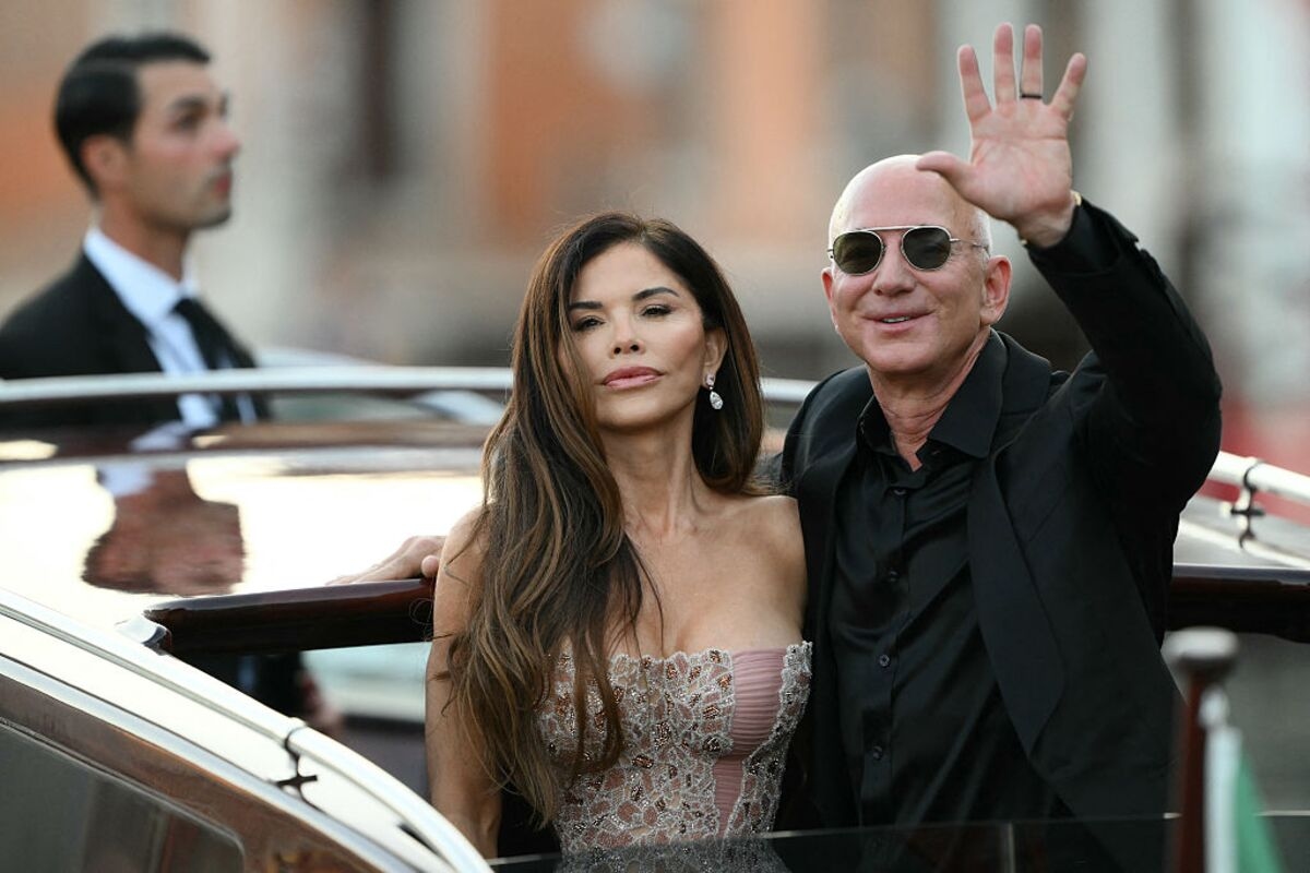 Bezos Unloads $737 Million of Amazon Stock in Year's First Sale