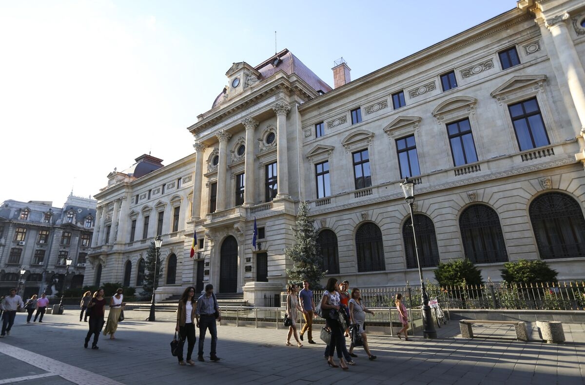 Romania to Hold Rates as Tax Changes Hit Prices: Decision Guide