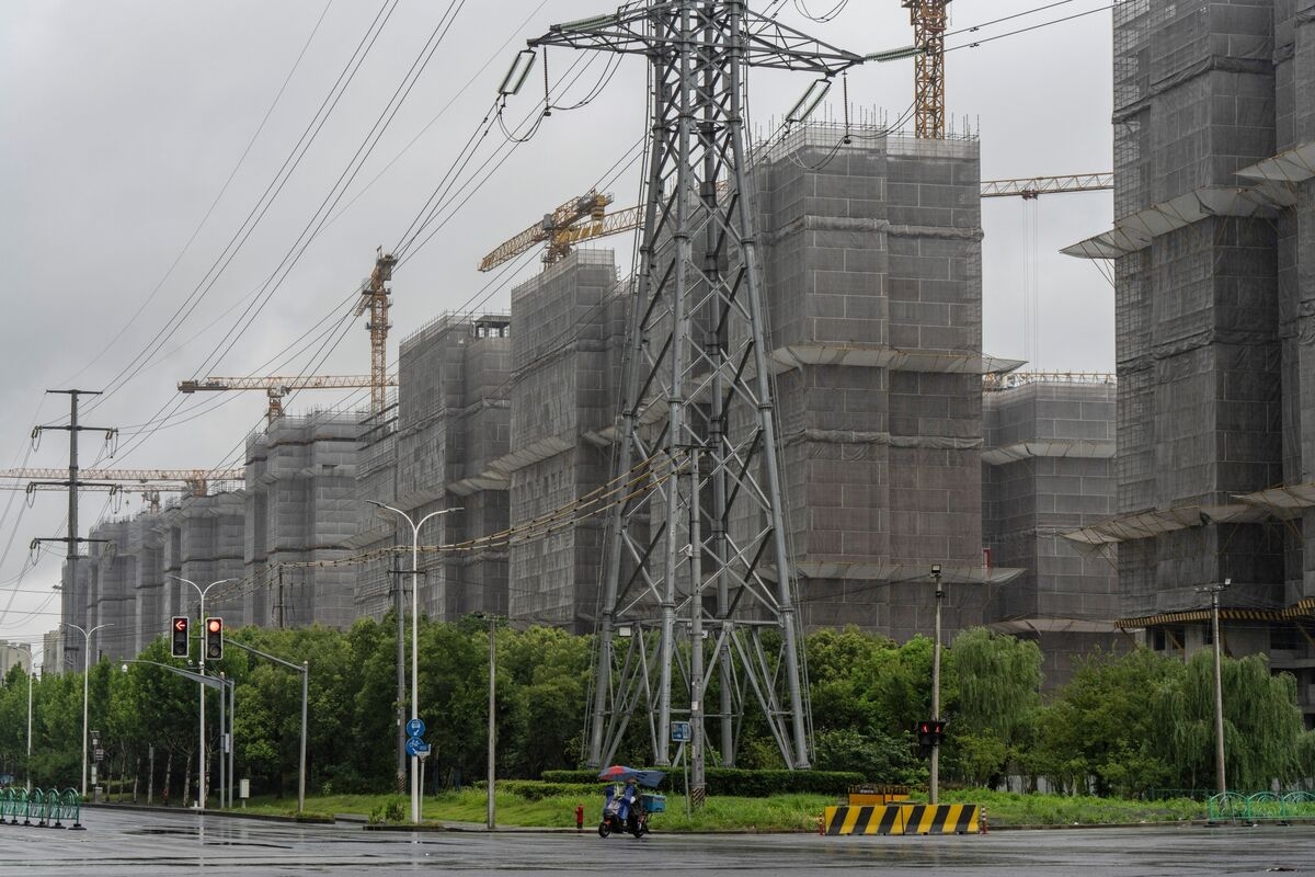 China's Inaction Deepens Peril for Struggling Property Stocks