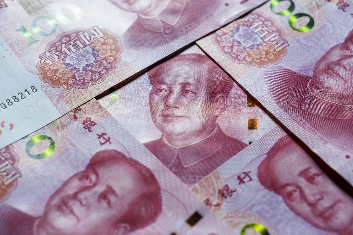 China Seizes Moment to Globalize Yuan as Dollar Doubts Mount